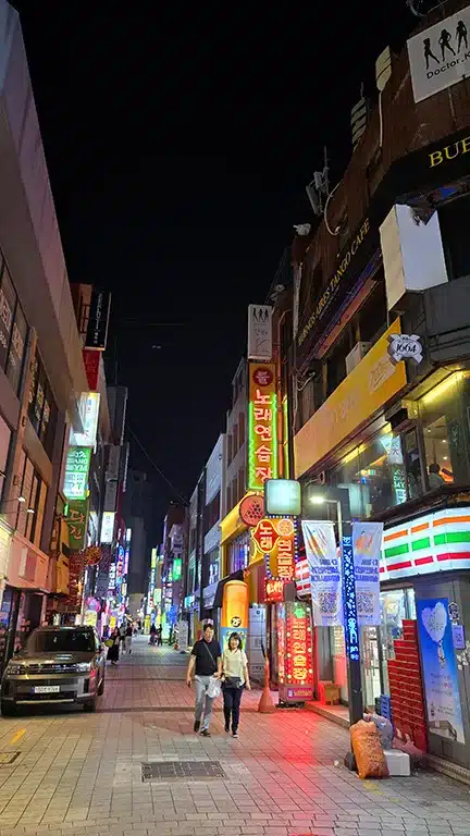 animada calle de noche