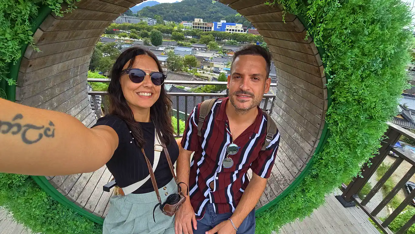 Pareja haciéndose una foto