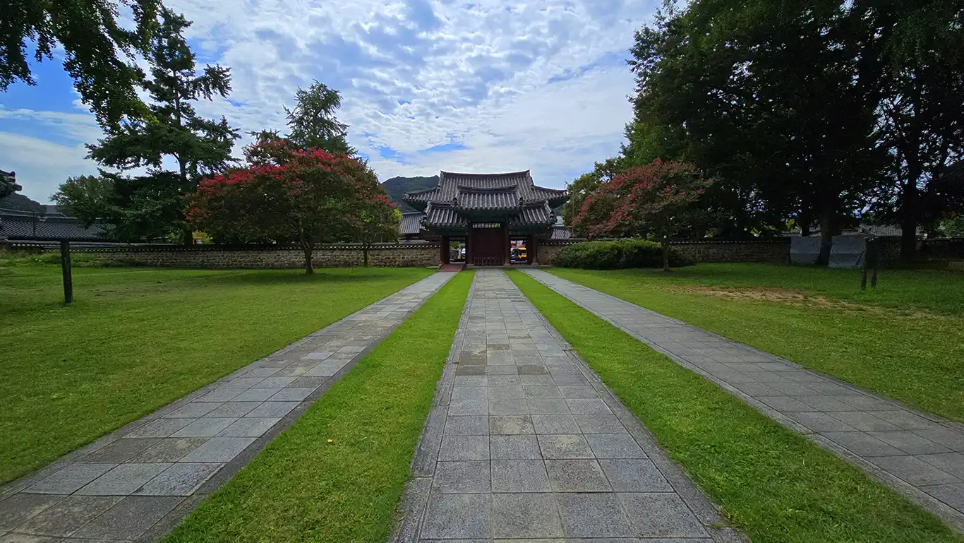 Camino de entrada a la escuela de Jeonju