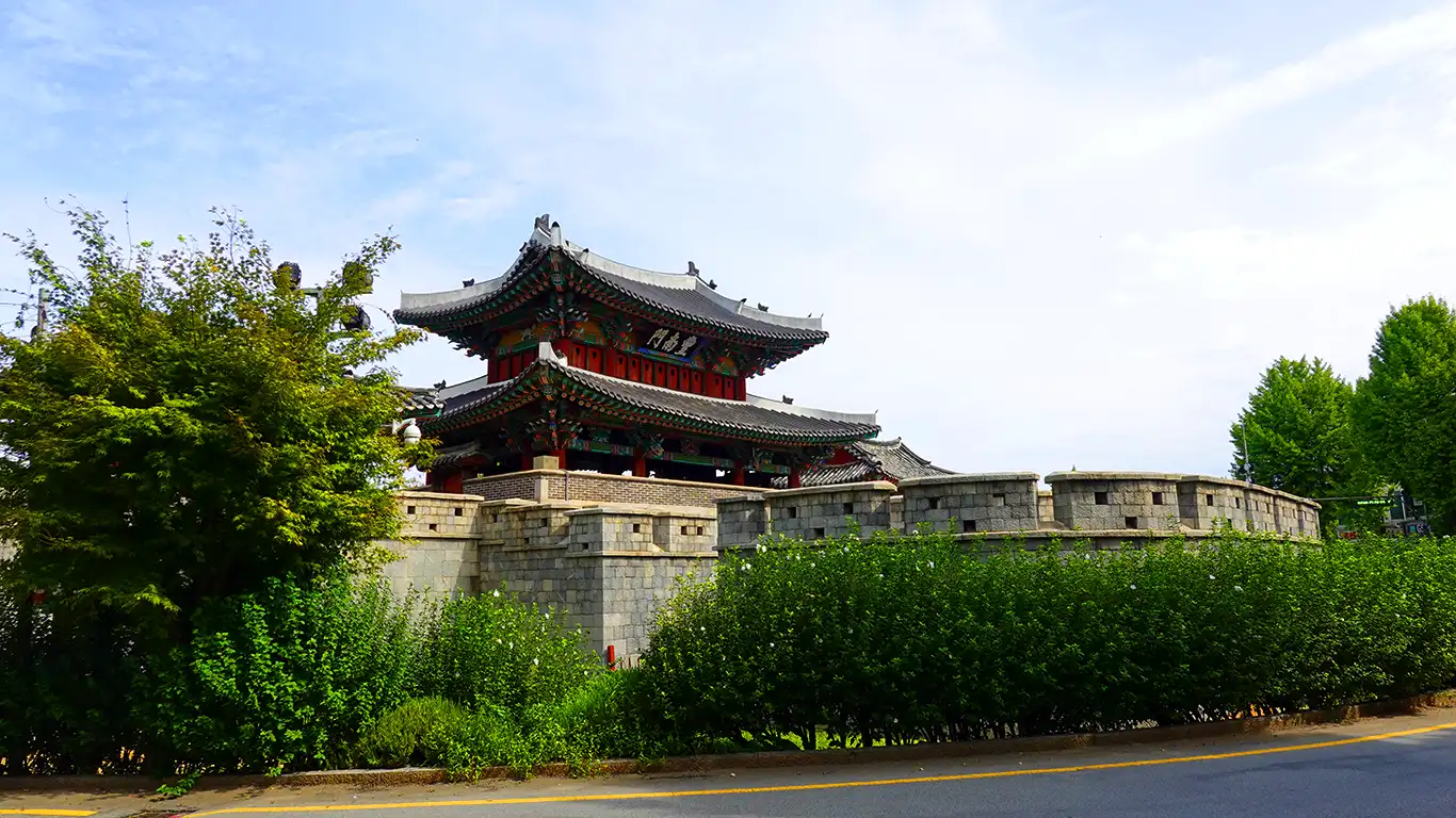 puerta de entrada a la ciudad amurallada