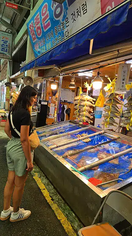 puestos de pescado del mercado