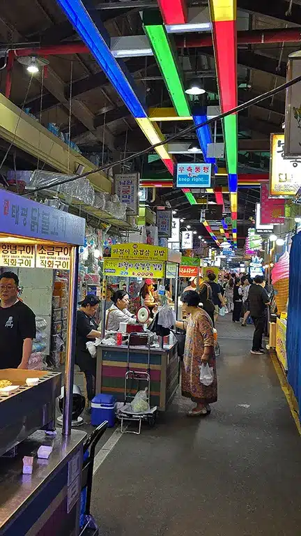 mercado de noche con los puestos callejeros