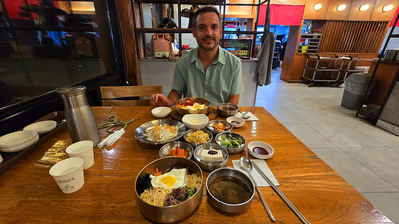 platos de comida en un restaurante