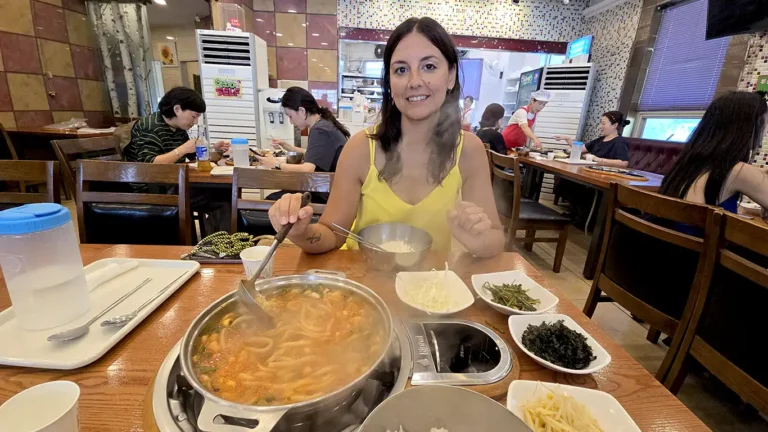 Disfrutando de la típica comida Coreana